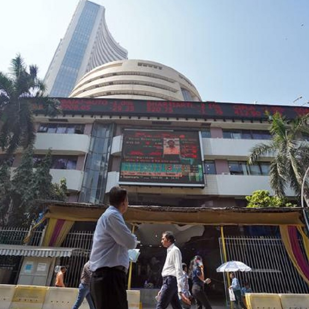<strong>Market Update: Nifty trades at 15573, Sensex touches 52300</strong>-thumnail