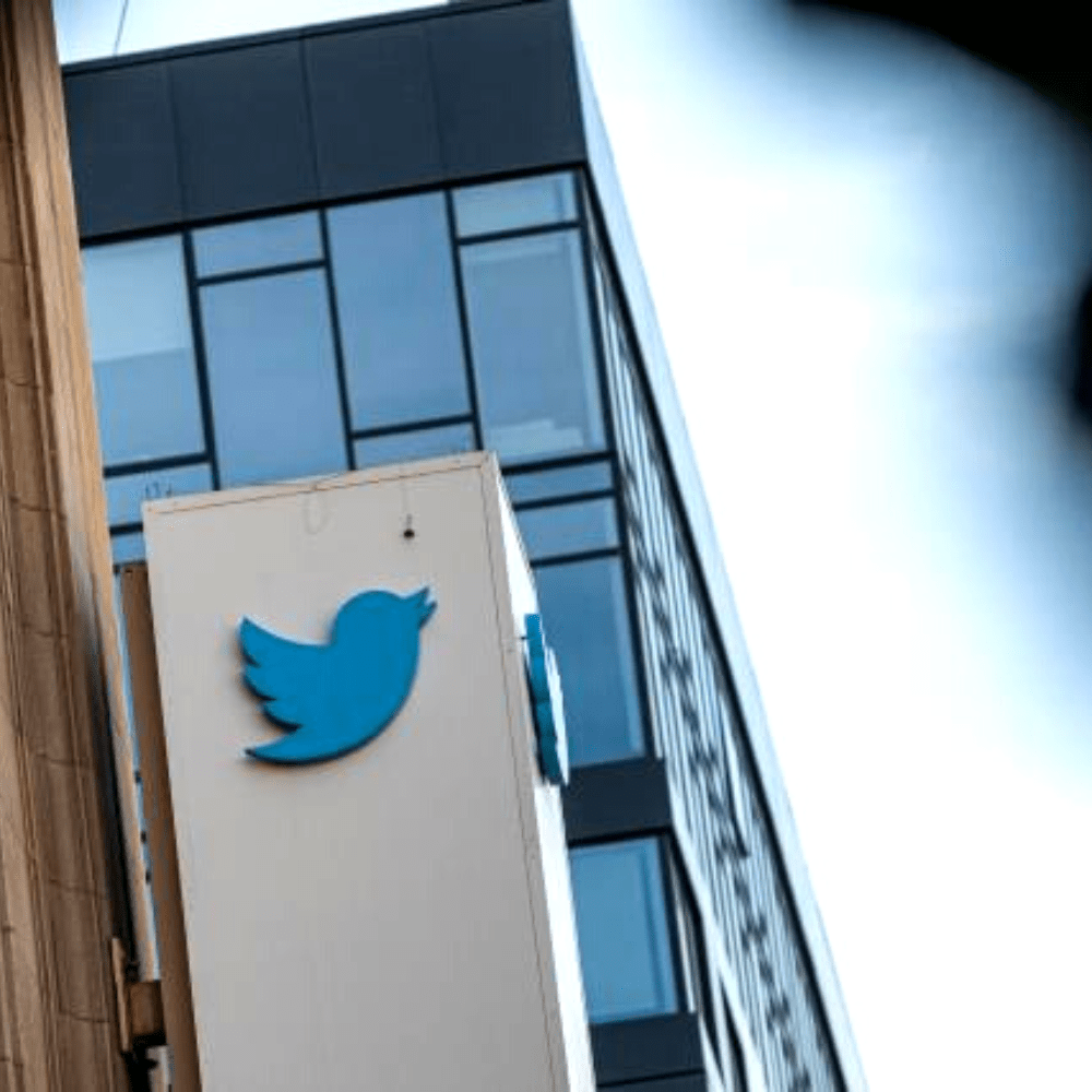 A Twitter bird statue sold for $100,000 as Musk auctioned off HQ items-thumnail