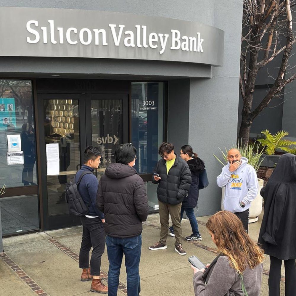 <strong>On Thursday, Silicon Valley Bank depositors and investors tried to pull out $42 billion</strong>-thumnail