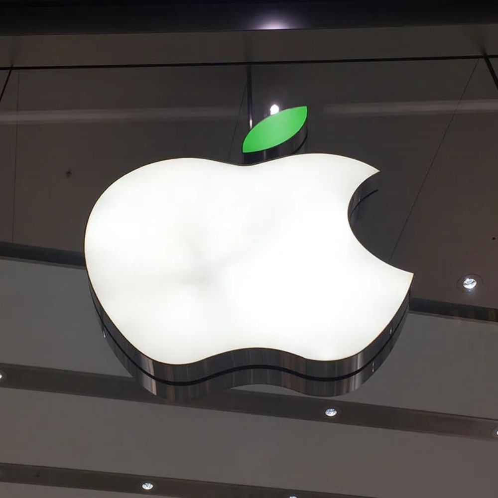 On the cusp of $3 trillion in market value, Apple’s stock hits record highs-thumnail
