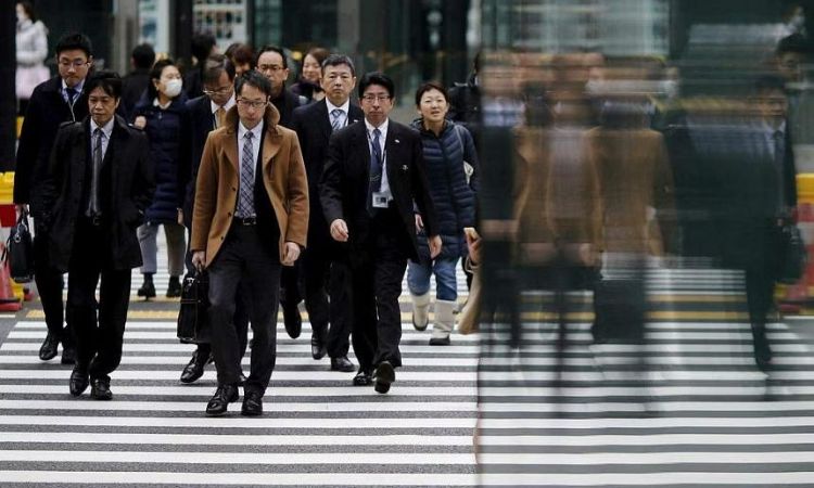 Japanese Firms Offer Largest Pay Hikes in Three Decades