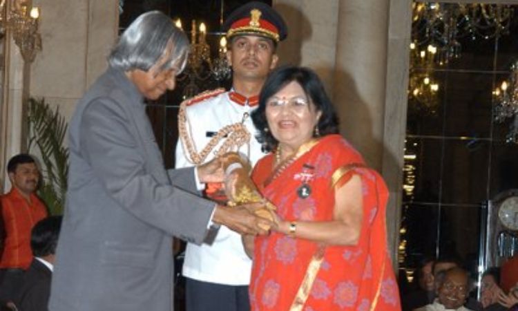 Tarla Dalal with Padma shri Award