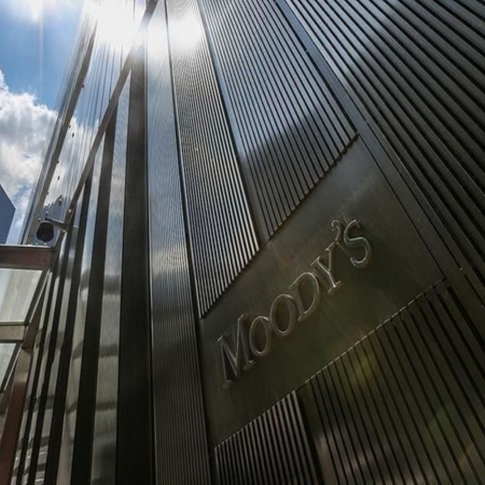 Moody’s downgrades 10 US banks and warns of possible cuts to others-thumnail