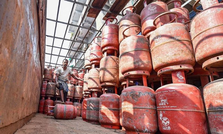 OMC decreases the price of commercial cylinders by Rs. 99.75