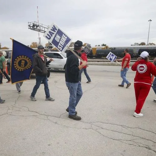 Autoworkers Clinch An Agreement With Ford, Paving The Way For The End Of Strikes Against Detroit Automakers-thumnail