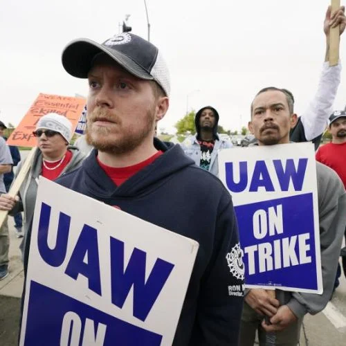 In October, US Job Growth Probably Slowed Due To a Strike By The UAW-thumnail