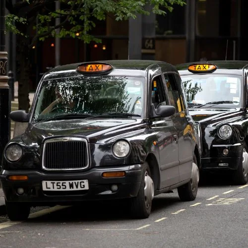 Uber Competes With London’s Black Taxis-thumnail