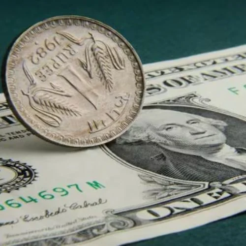 In Early Trade, the Rupee Rises 8 Paise Against the US Dollar to 83.29-thumnail