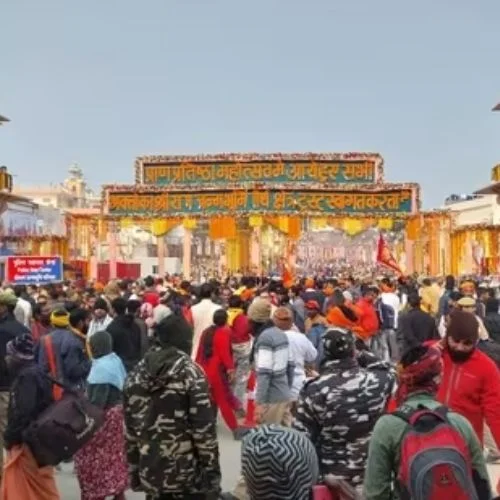 Ayodhya Ram Mandir: Devotees Smash Through Security as Shrine Opens Doors to Public-thumnail