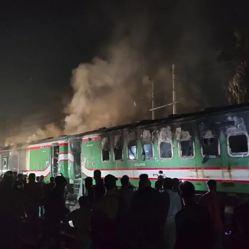 Fire on Bangladesh Train Kills 4 Ahead of Controversial Election-thumnail