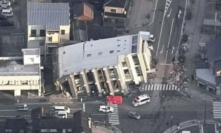Japan:Powerful Quake Strikes