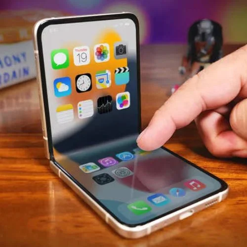 What About a Foldable iPhone or iPad? Apple Plans to Enter the Foldable Gadget Market by 2027, According to a Report-thumnail